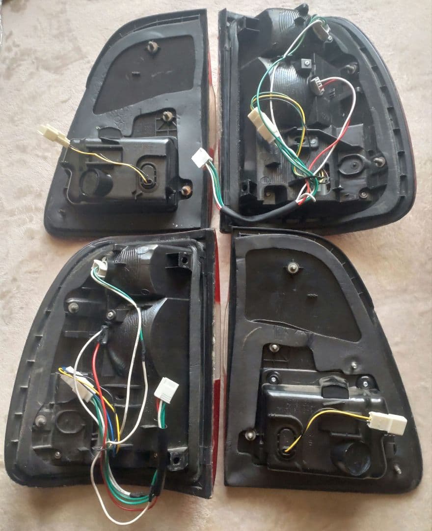 よ*し様 ランクル100 前中期 後期ルックLEDテールランプ 点灯良好 美品