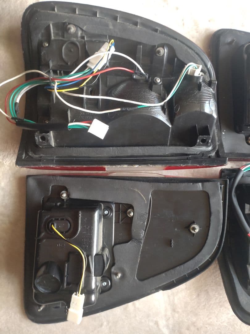 よ*し様 ランクル100 前中期 後期ルックLEDテールランプ 点灯良好 美品