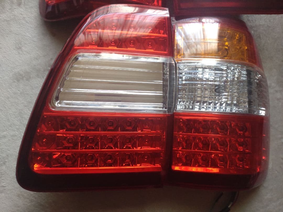 よ*し様 ランクル100 前中期 後期ルックLEDテールランプ 点灯良好 美品