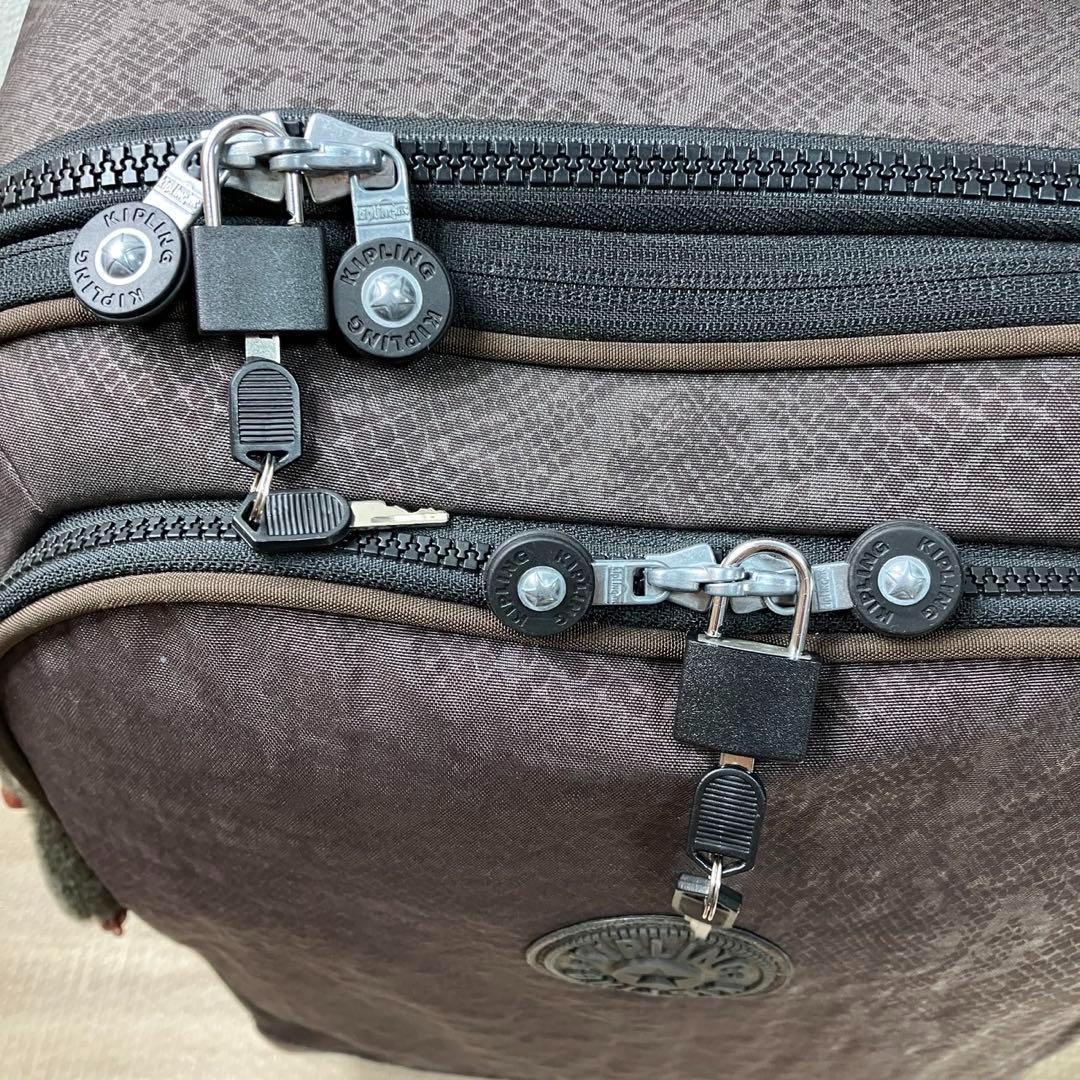 Kipling キプリング　キャリーバッグ　キャリーケース　パイソン柄　チャーム