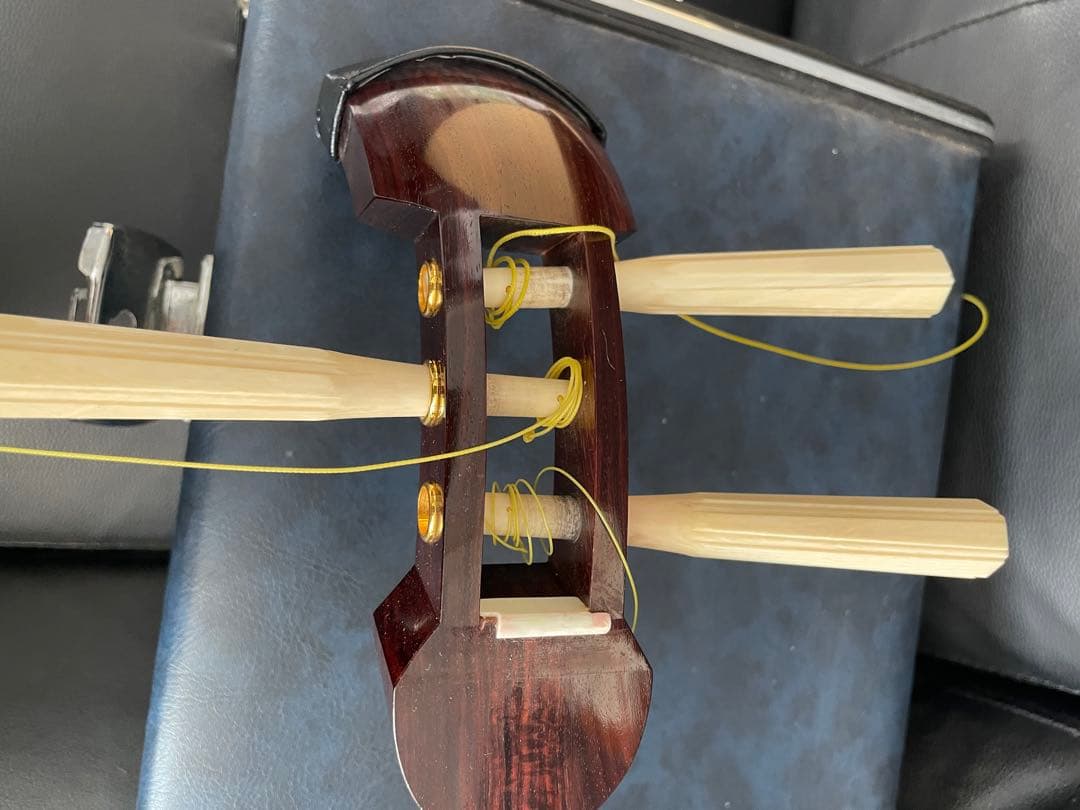 三味線 紅木 二本溝 子持綾杉胴　糸巻天然素材　皮破れなし