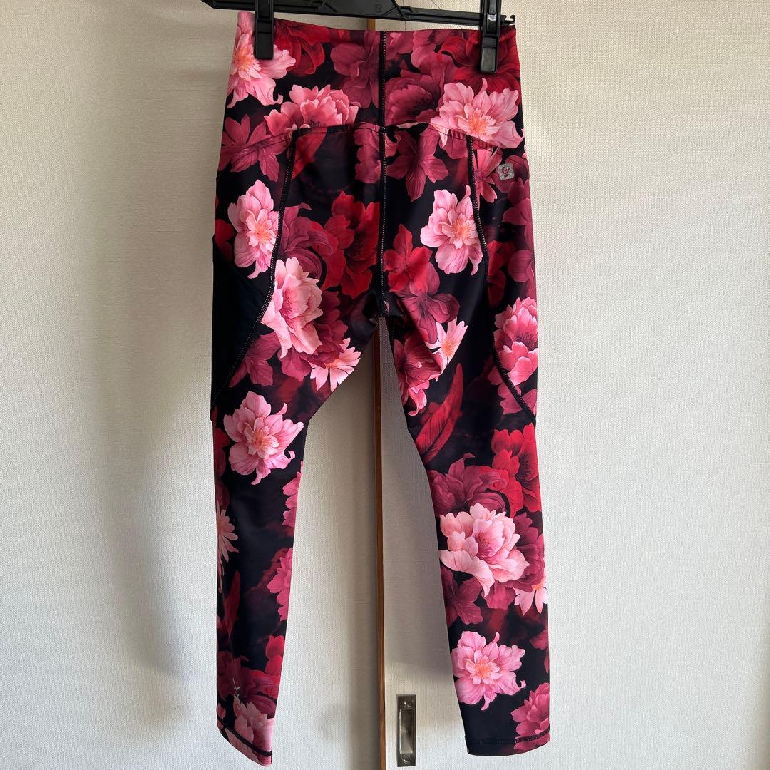 【極美品】FREDDY WR.UP 高機能レギンス（ボタニカル柄・Sサイズ）