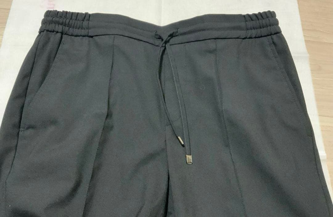 【干場別注モデル】H DUE 永久クリース ストレッチウールパンツ ブラック