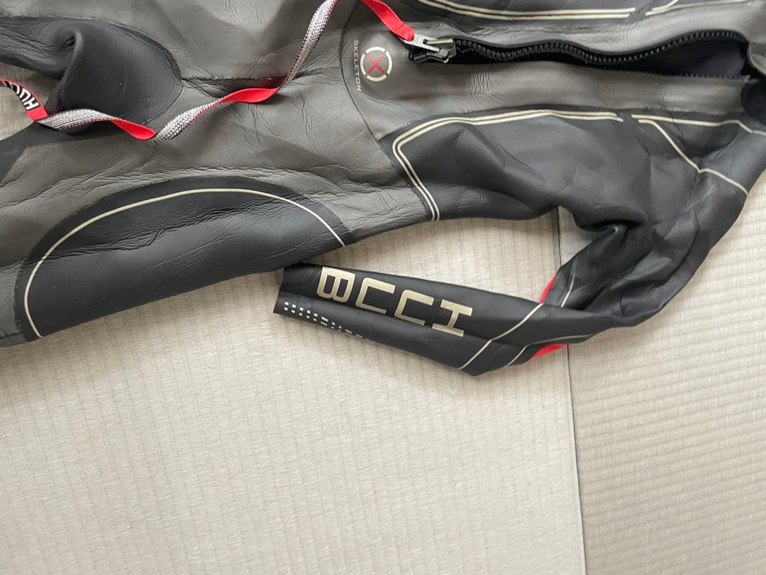 おとひと HUUB ウェットスーツ ML ブラック/レッド