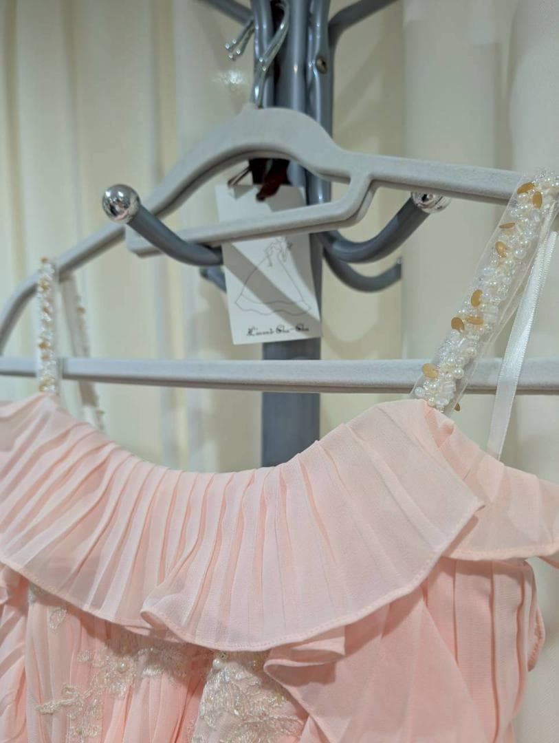 エレガントなピンクのフリルロングドレス　コンサート　ライブ　衣装　カラードレス