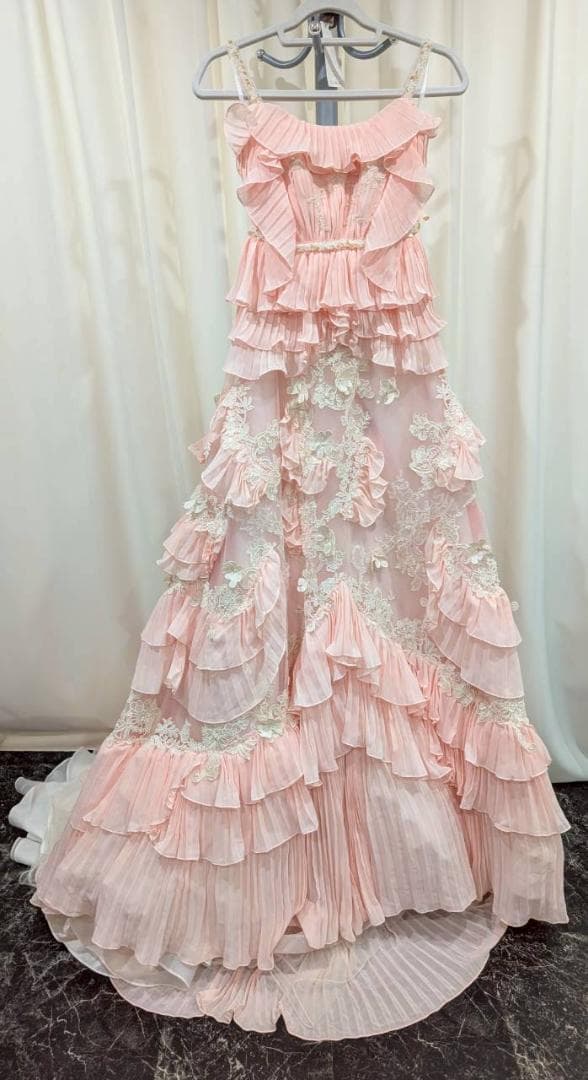 エレガントなピンクのフリルロングドレス　コンサート　ライブ　衣装　カラードレス