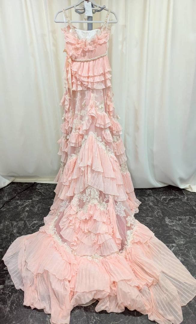 エレガントなピンクのフリルロングドレス　コンサート　ライブ　衣装　カラードレス