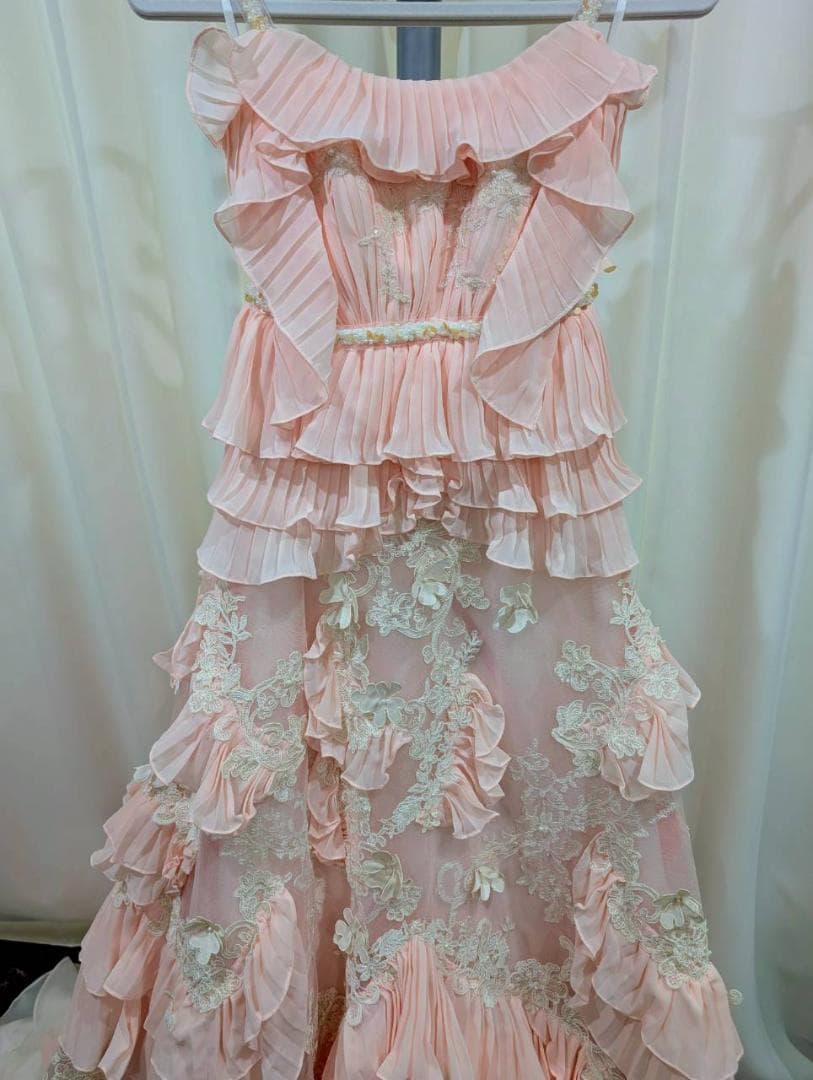 エレガントなピンクのフリルロングドレス　コンサート　ライブ　衣装　カラードレス