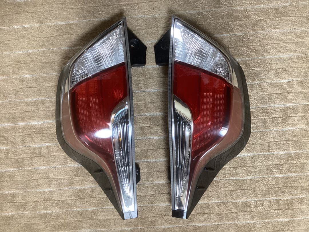 トヨタアクア ＮＨＰ10 中期純正テールランプ　左右　セット