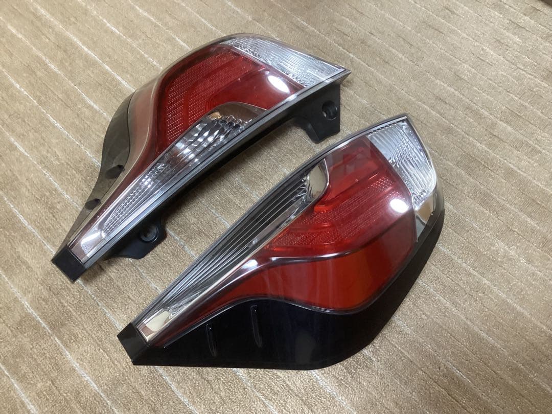 トヨタアクア ＮＨＰ10 中期純正テールランプ　左右　セット