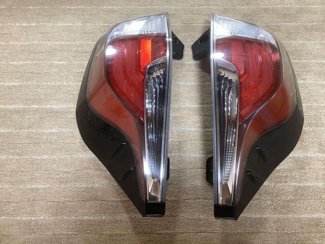 トヨタアクア ＮＨＰ10 中期純正テールランプ　左右　セット