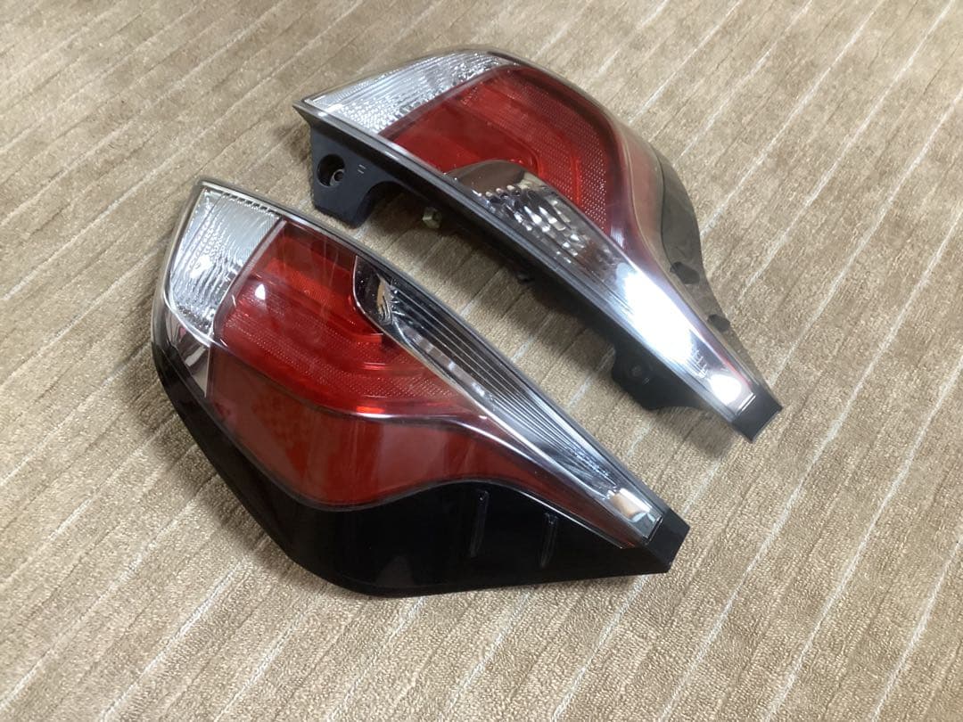 トヨタアクア ＮＨＰ10 中期純正テールランプ　左右　セット