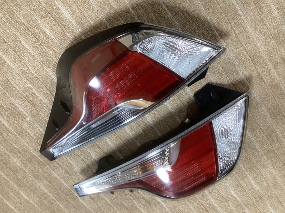 トヨタアクア ＮＨＰ10 中期純正テールランプ　左右　セット