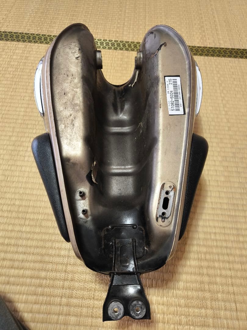 w650 純正タンク　Kawasaki タンク 黒　ベージュ