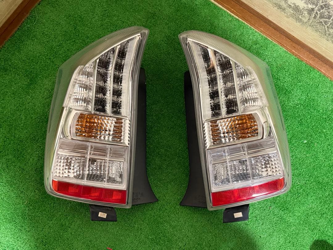 トヨタ　プリウス 30 純正テールランプ左右セット　送料込み　中古品