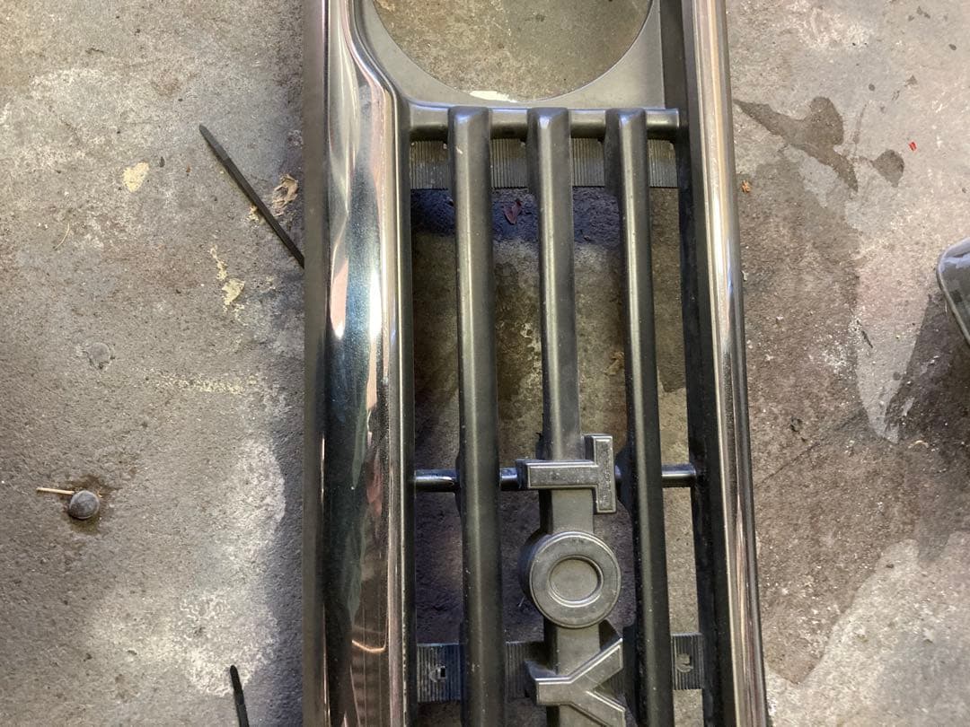 トヨタ　ランドクルーザー70純正グリル中期