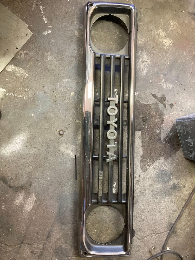 トヨタ　ランドクルーザー70純正グリル中期