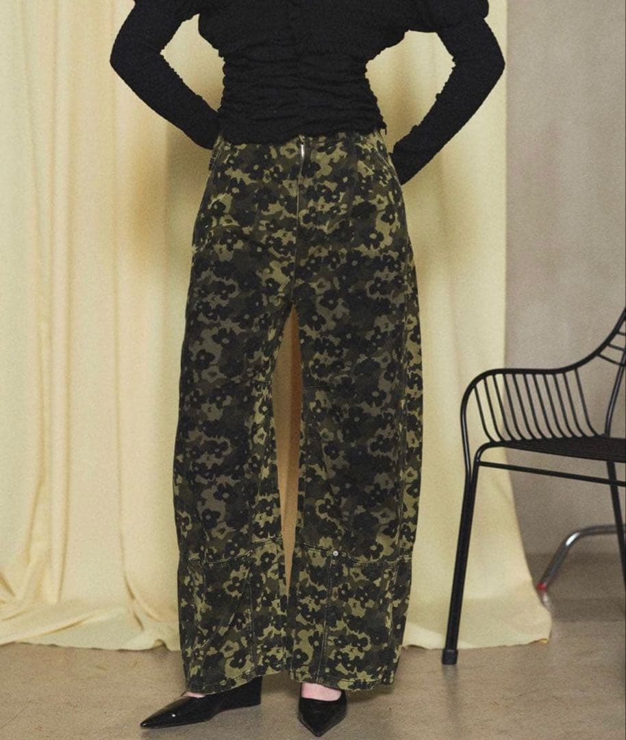 MAISON SPECIAL フラワーカモフラージュカーブパンツ