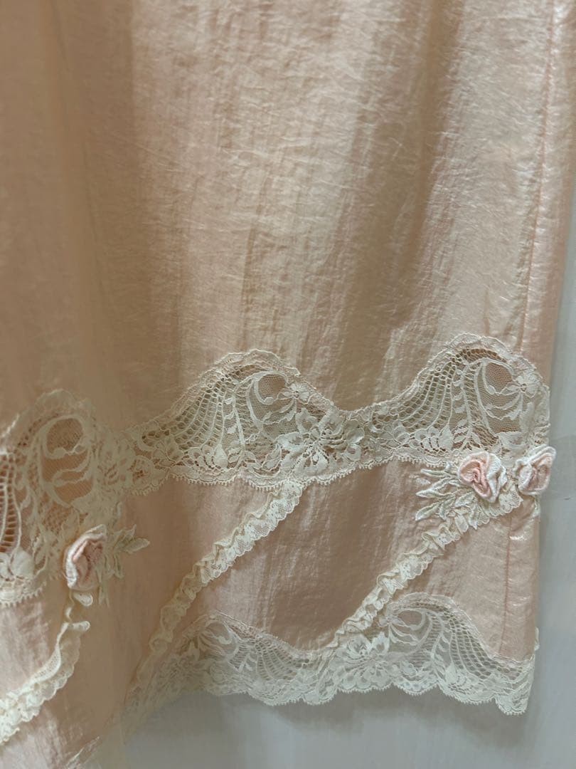 新品未使用さえら可愛いヒスクローネピンクのレース装飾エプロンゆったりサイズ