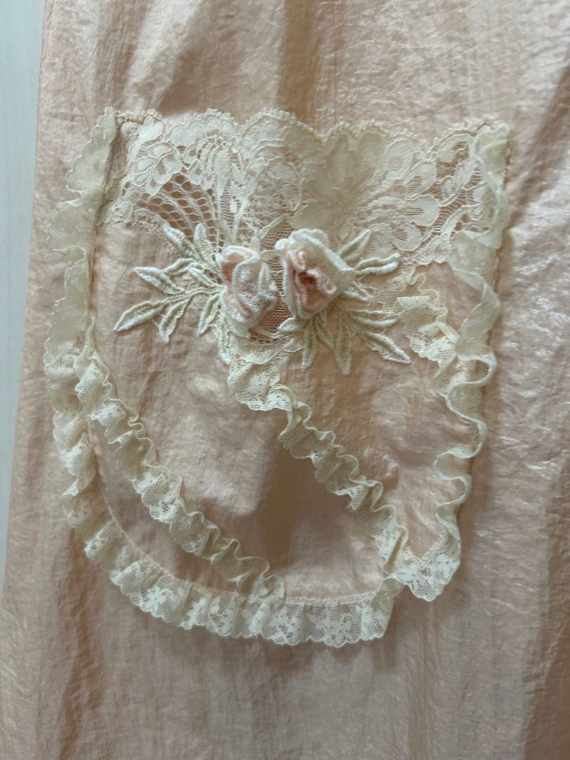 新品未使用さえら可愛いヒスクローネピンクのレース装飾エプロンゆったりサイズ