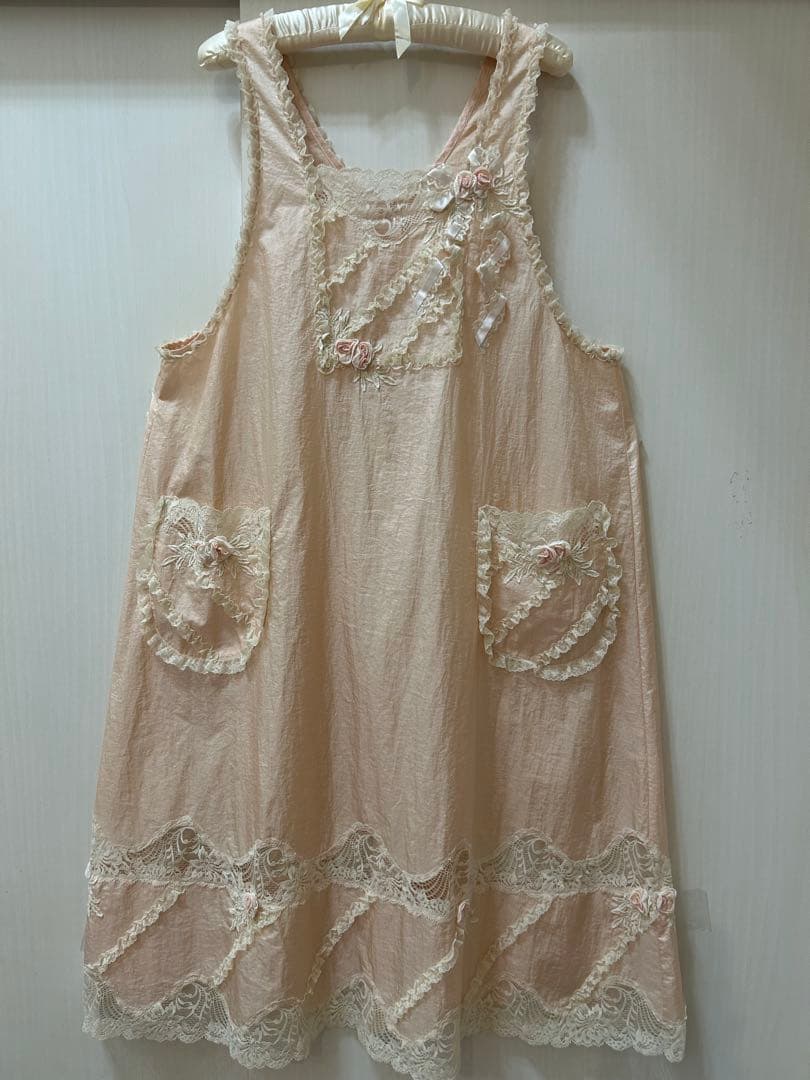 新品未使用さえら可愛いヒスクローネピンクのレース装飾エプロンゆったりサイズ