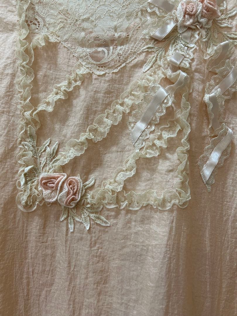 新品未使用さえら可愛いヒスクローネピンクのレース装飾エプロンゆったりサイズ