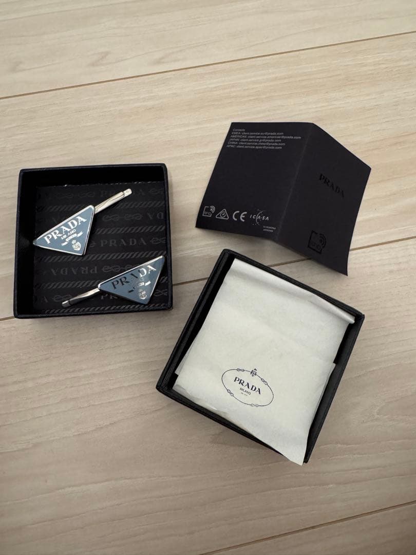 PRADA トライアングル ヘアクリップ ブルー