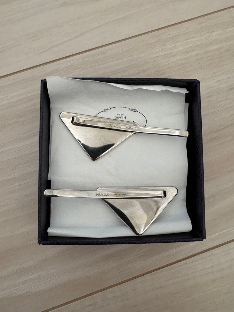 PRADA トライアングル ヘアクリップ ブルー