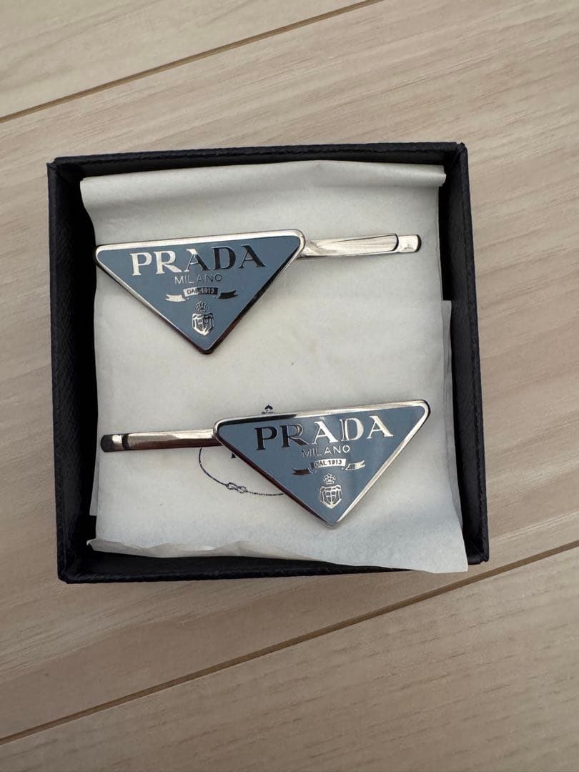 PRADA トライアングル ヘアクリップ ブルー