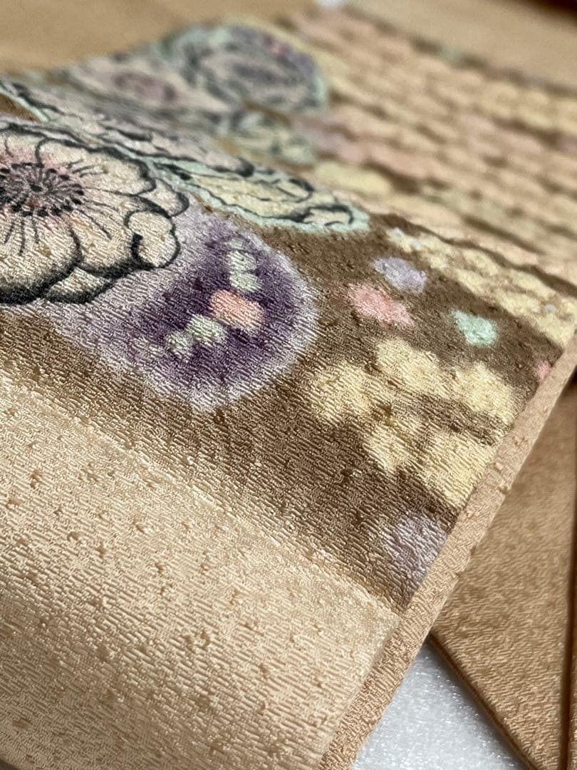 名古屋帯 作家物 ベージュ 花文様 正絹　流麗な草花意匠