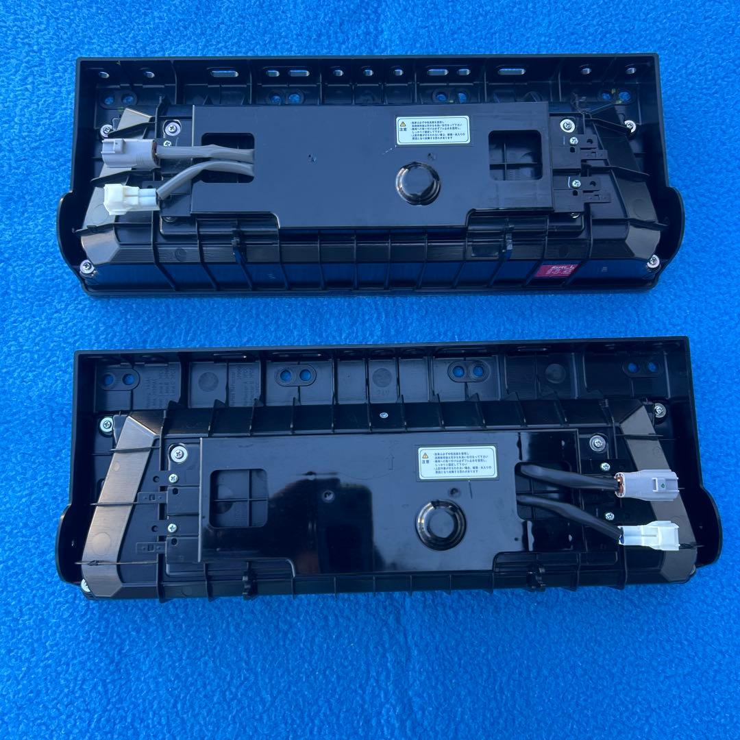 ① 小糸3連LEDテールランプ　新車外し　左右セット