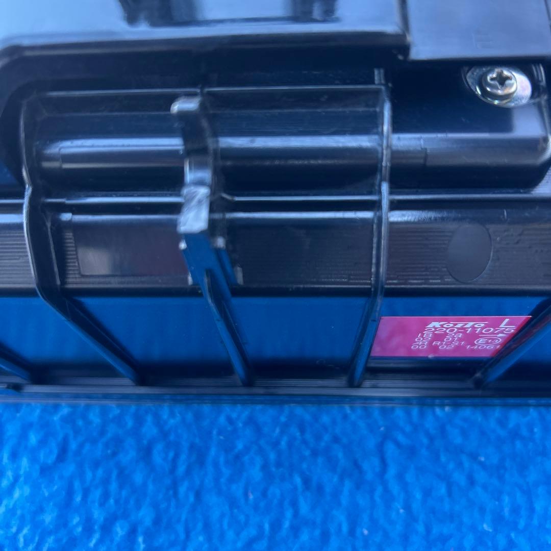 ① 小糸3連LEDテールランプ　新車外し　左右セット