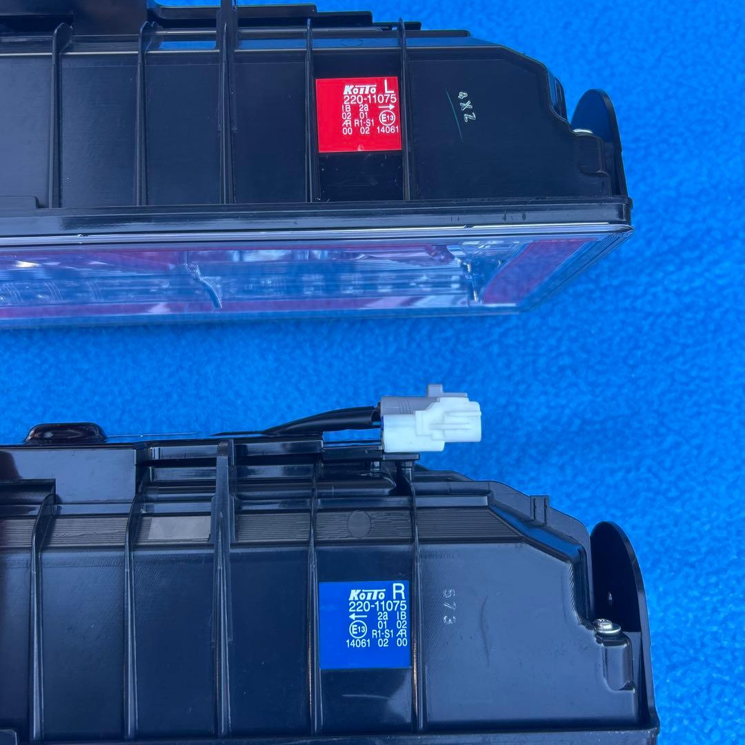 ① 小糸3連LEDテールランプ　新車外し　左右セット