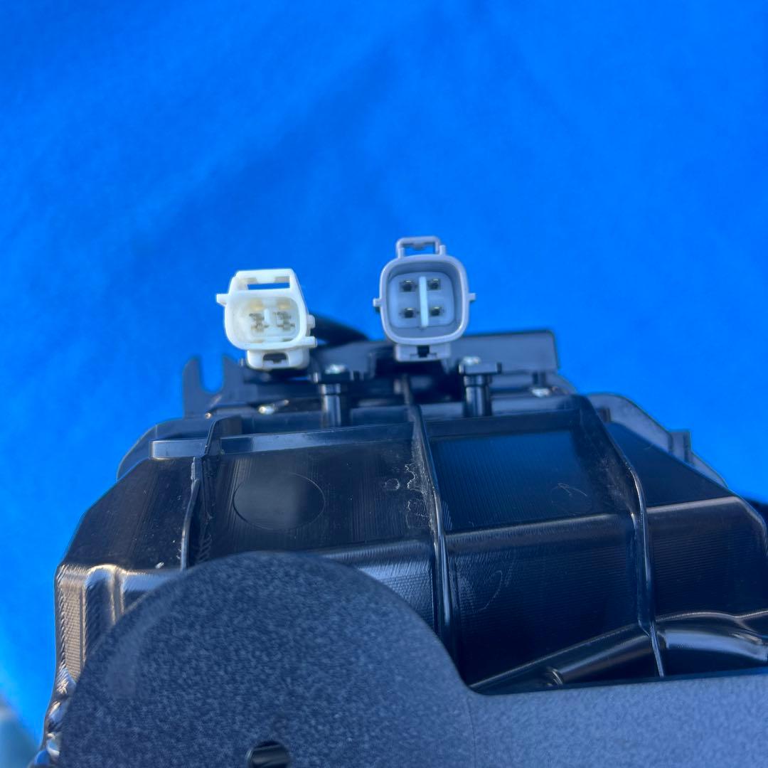 ① 小糸3連LEDテールランプ　新車外し　左右セット