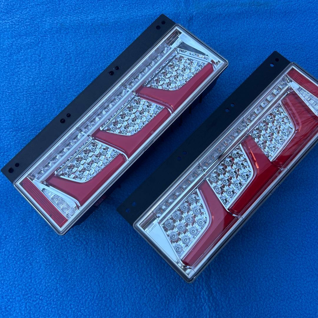 ① 小糸3連LEDテールランプ　新車外し　左右セット