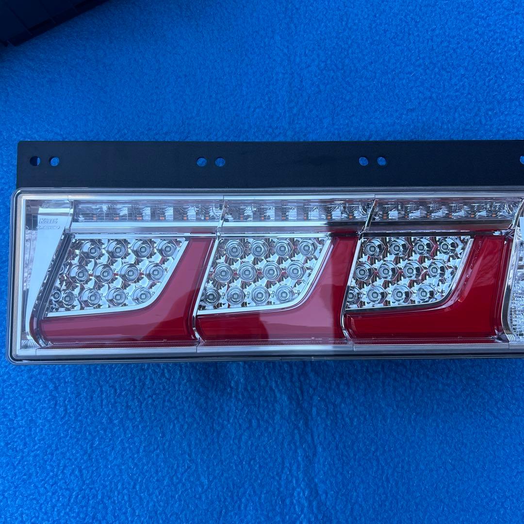 ① 小糸3連LEDテールランプ　新車外し　左右セット