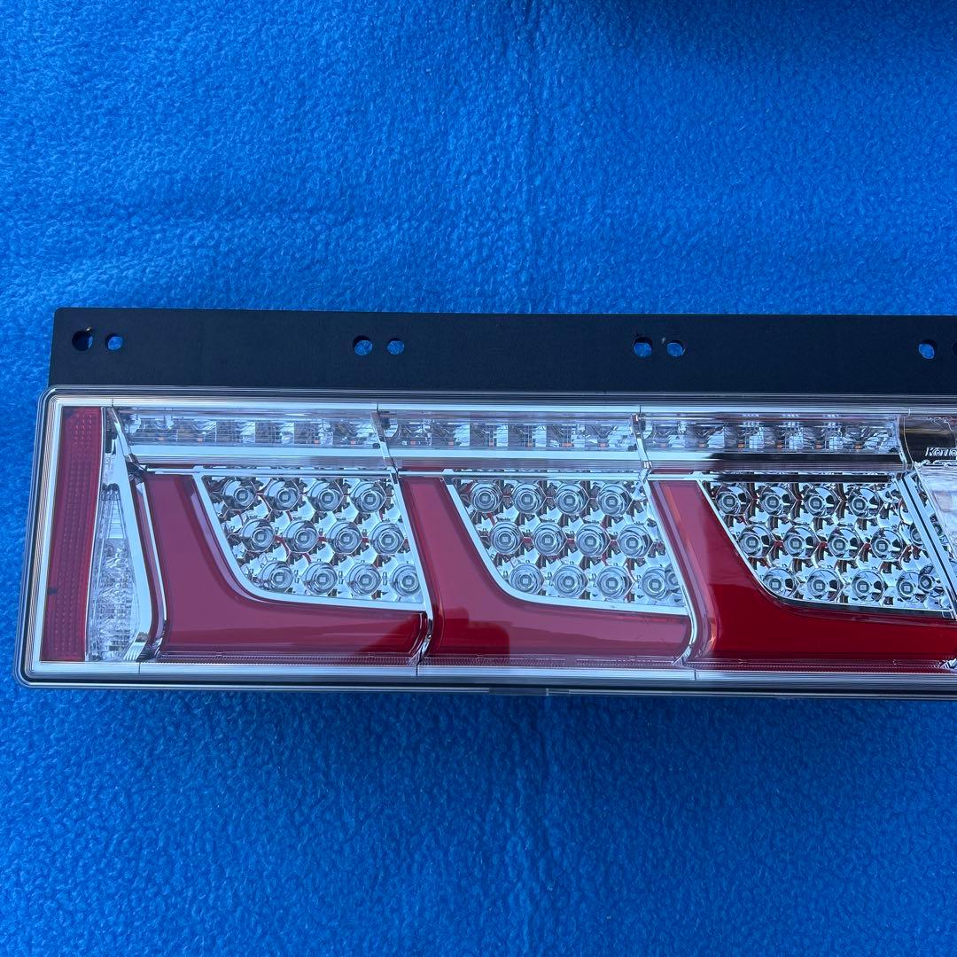 ① 小糸3連LEDテールランプ　新車外し　左右セット