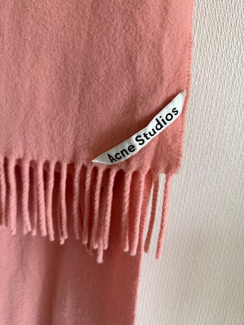Acne Studios フリンジ付きピンクマフラー