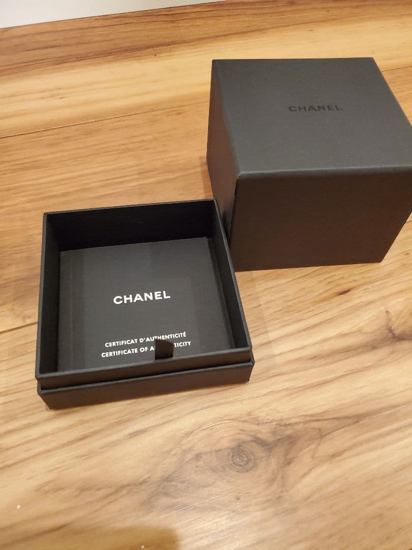 CHANELボックス耳飾りネックレス用BOX黒外箱と包装紙リボンつき