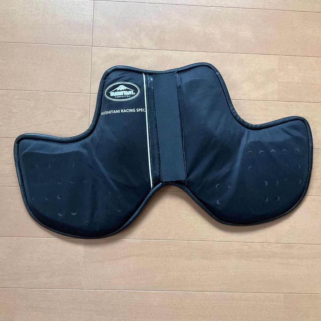 KUSHITANI バイク用革ツナギ 黒/赤　M/Lサイズ　前後プロテクター付