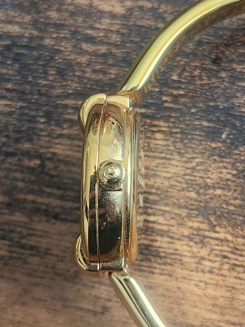 GUCCI クォーツ腕時計 金色メタル