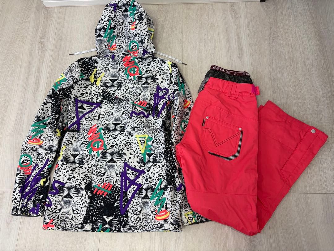 VOLCOM スノーボードジャケット（女性用）