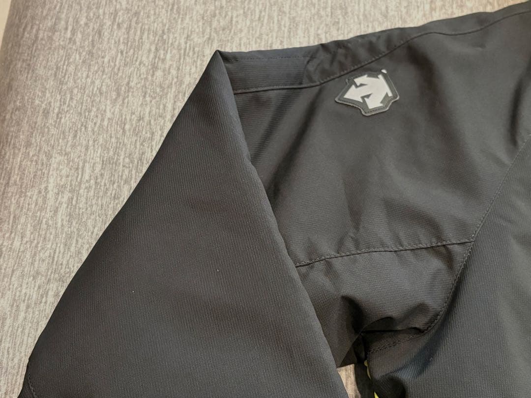 タグ付き未使用品⭐︎DESCENT⭐︎150 スキーウェア　ジャケットのみ　黄色　黒