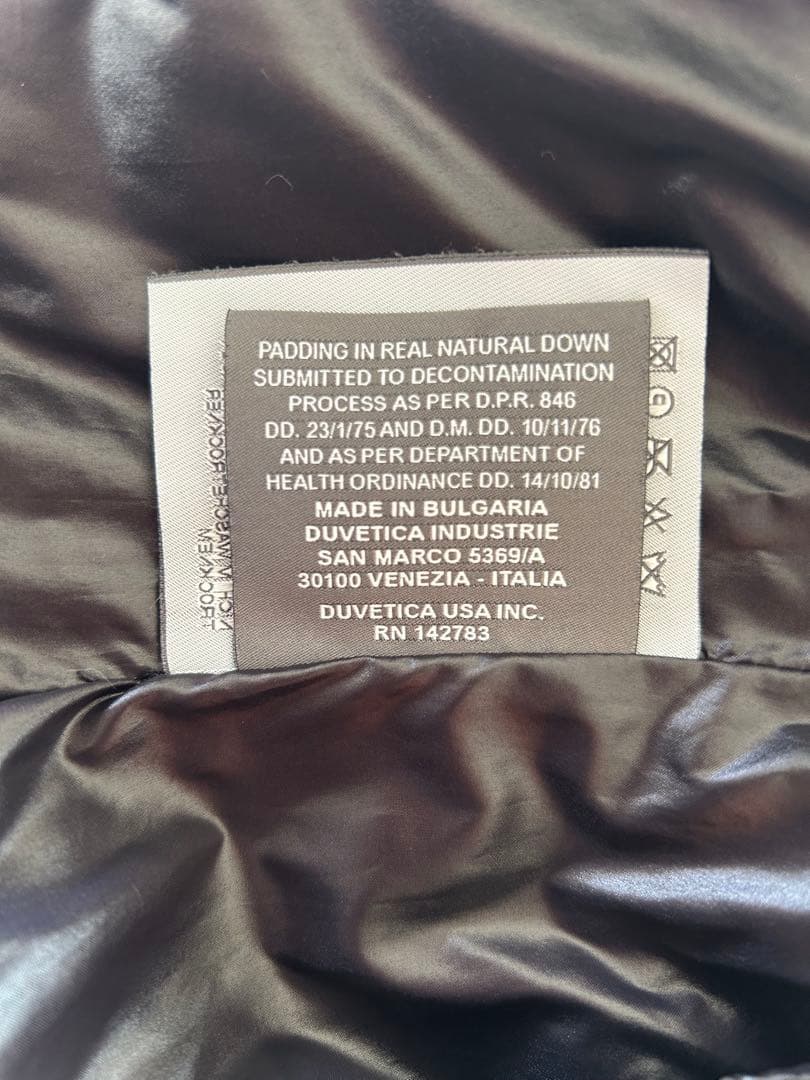 デュベチカ袖なしダウン