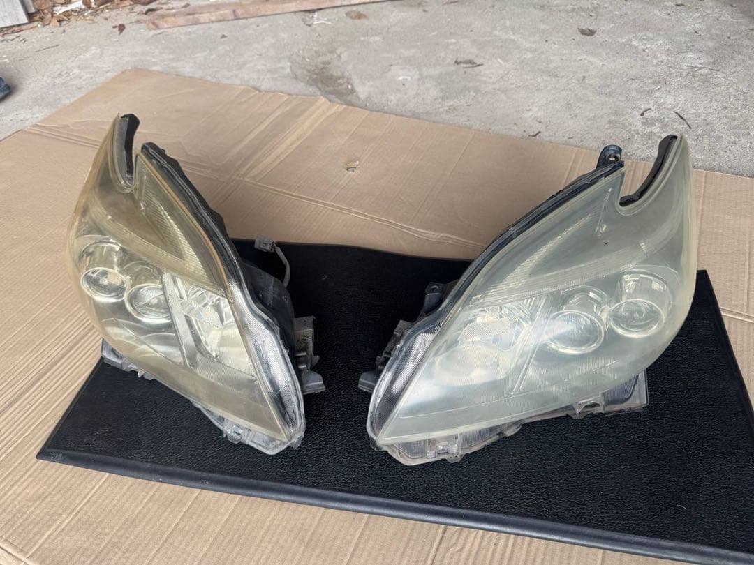 30プリウス 後期 ヘッドライト　セット