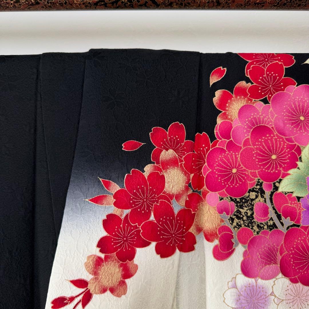 超美品　正絹　現代振袖　成人式　着物168 黒　刺繍　黒　白　赤　ピンク　黒