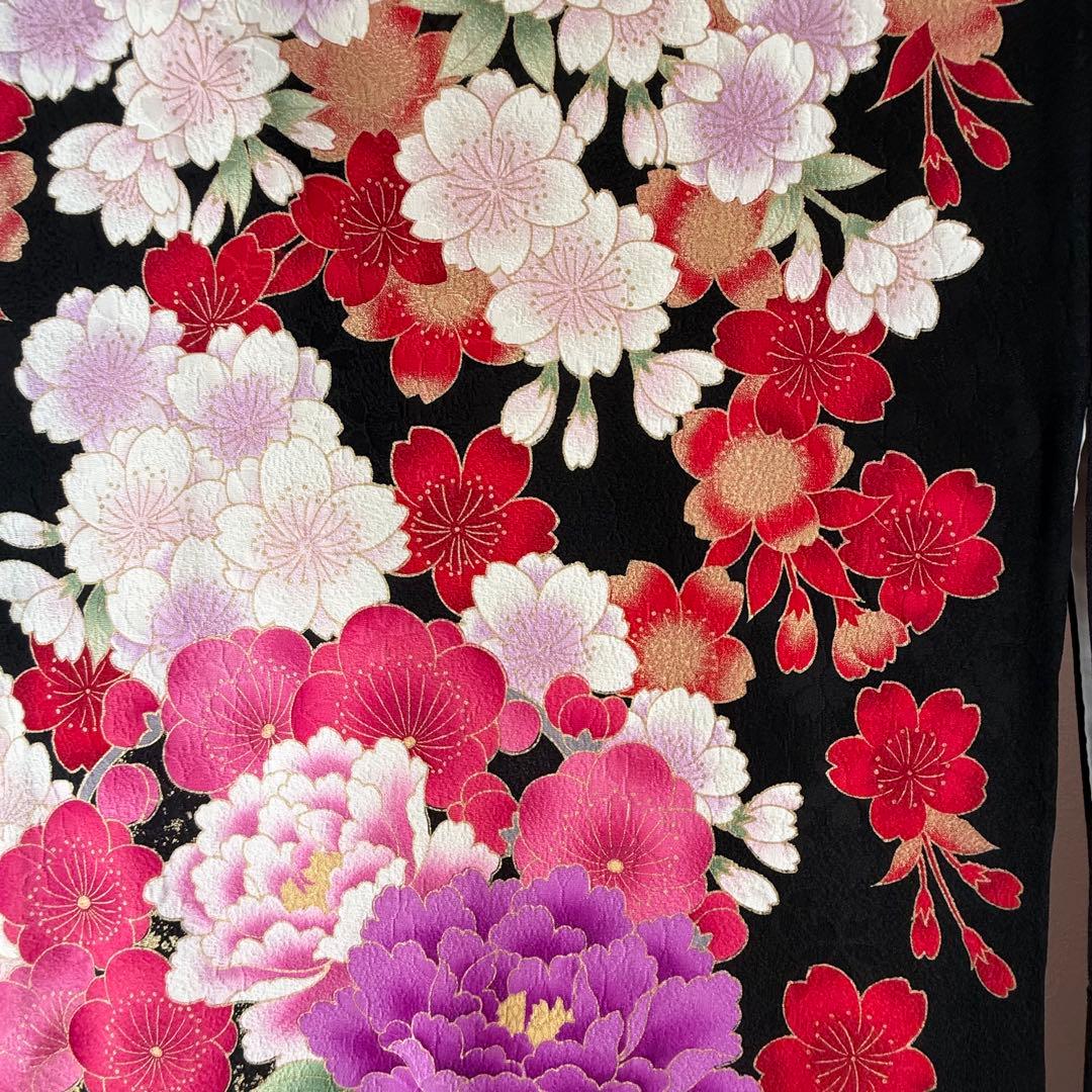 超美品　正絹　現代振袖　成人式　着物168 黒　刺繍　黒　白　赤　ピンク　黒