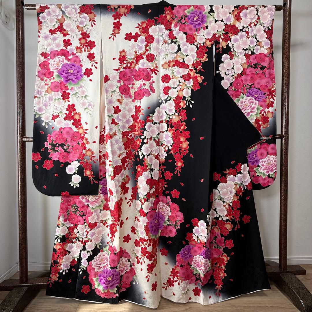 超美品　正絹　現代振袖　成人式　着物168 黒　刺繍　黒　白　赤　ピンク　黒