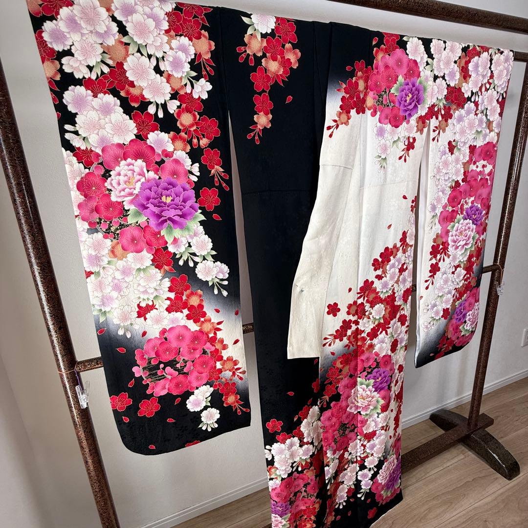 超美品　正絹　現代振袖　成人式　着物168 黒　刺繍　黒　白　赤　ピンク　黒