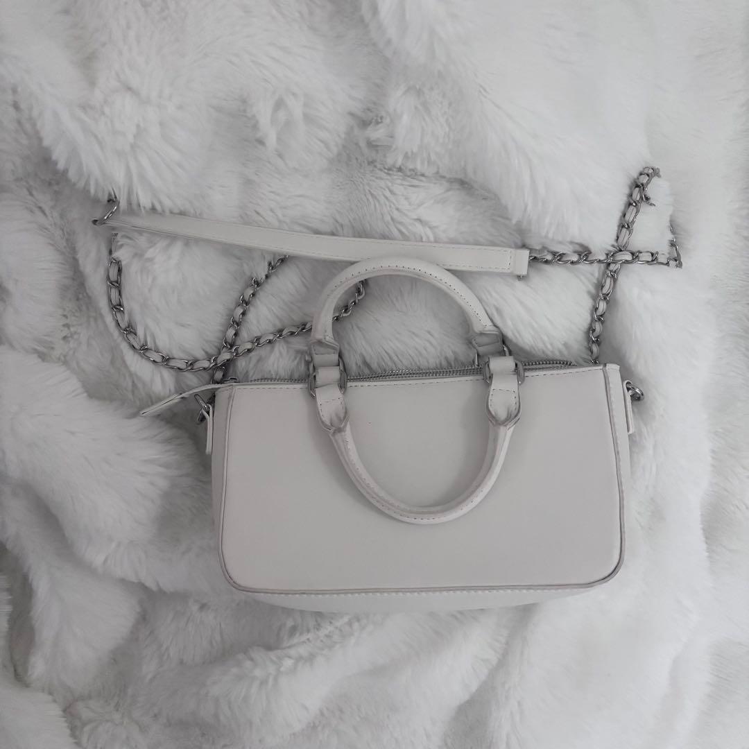 ミシェルマカロン マルチショルダーバック 白